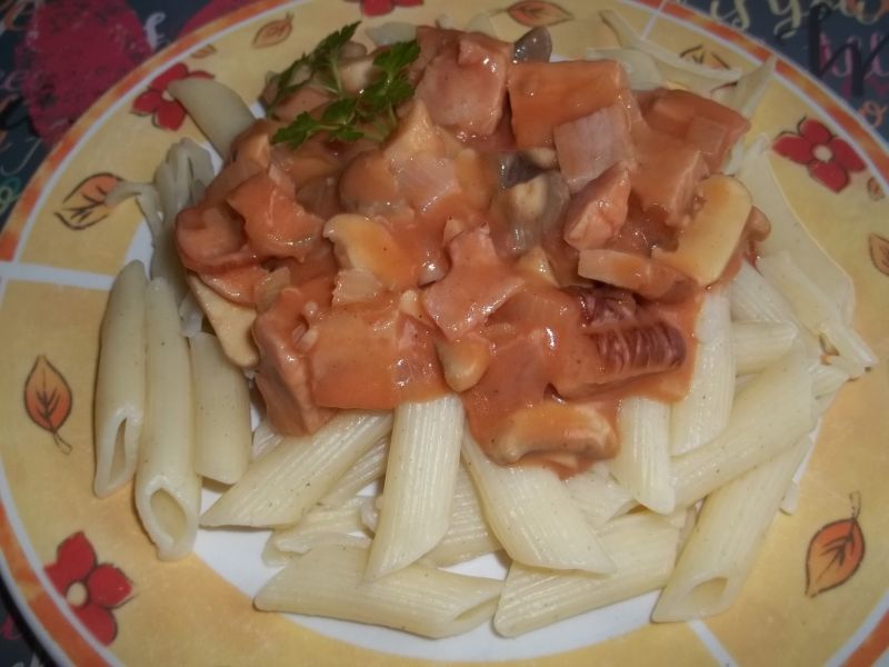 Makaron penne z sosem pomidorowym z pieczarkami Makaron penne z sosem pomidorowym z pieczarkami