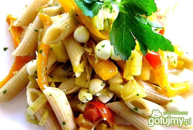 Makaron penne z warzywami i mozarellą