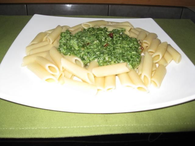 Makaron penne ze szpinakiem Makaron penne ze szpinakiem