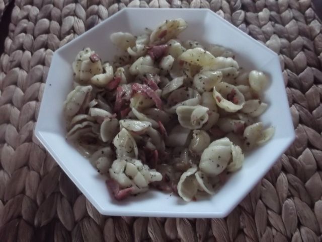 Makaron podsmażany z szynką i ziołami Makaron podsmażany z szynką i ziołami