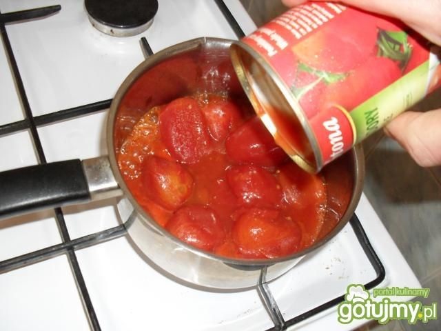 Makaron polany sosem pomidorowym.