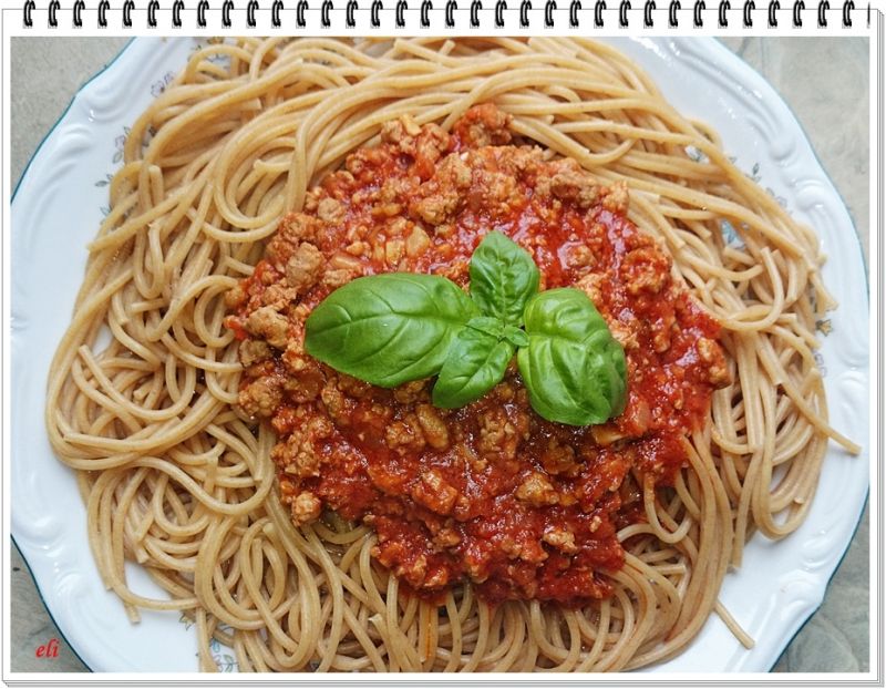 Makaron razowy Eli z sosem mięsno - pomidorowym Makaron razowy Eli z sosem mięsno - pomidorowym