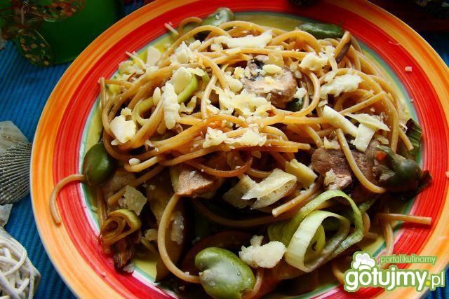 Makaron razowy  z bakłażanem i bobem 