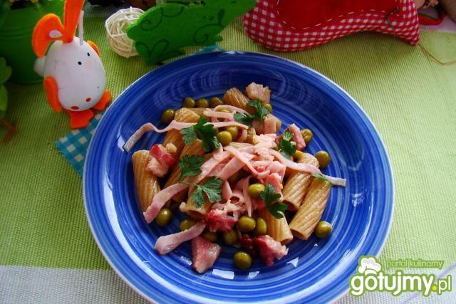 Makaron razowy z bekonem i szynką  Makaron razowy z bekonem i szynką