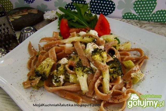 Makaron razowy z brokułem  Makaron razowy z brokułem