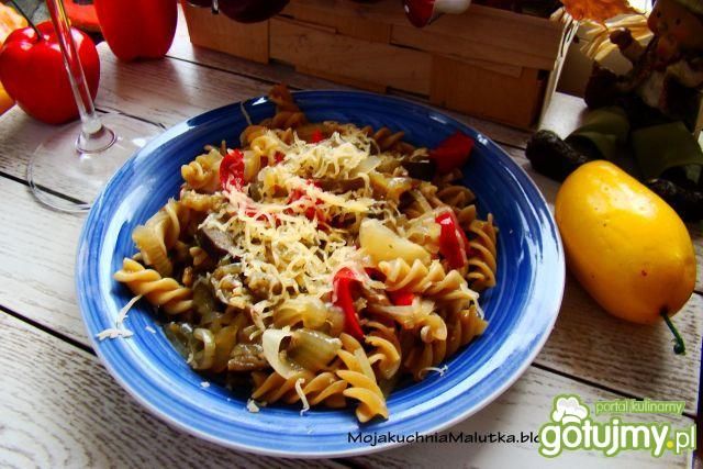 Makaron razowy z cebulą i bakłażanem  Makaron razowy z cebulą i bakłażanem