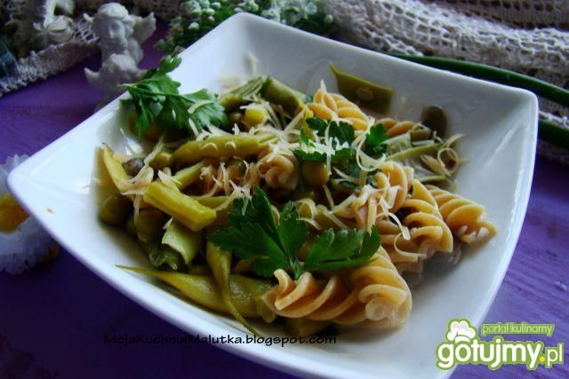 Makaron razowy z fasolką i groszkiem 