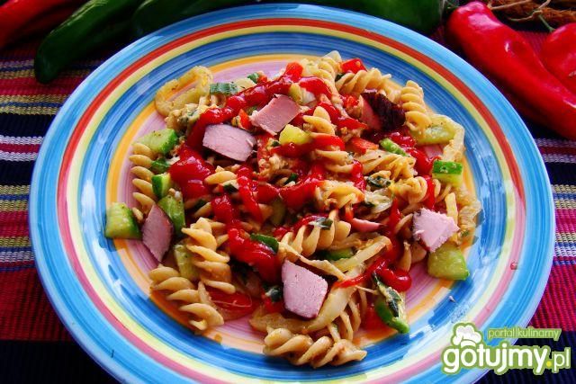 Makaron razowy z patelni z ketchupem 