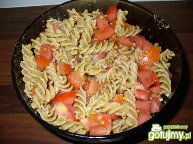 Makaron razowy z pesto i pomidorami  Makaron razowy z pesto i pomidorami