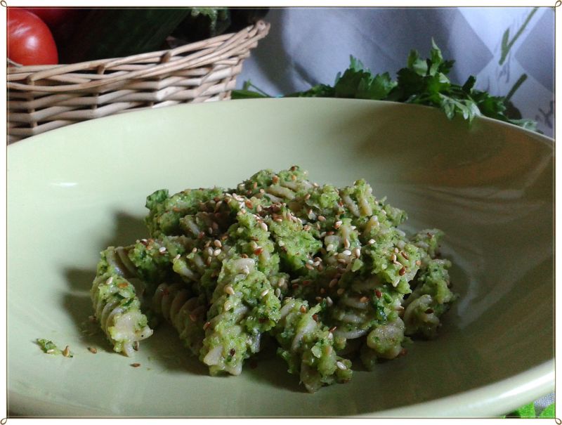 Makaron razowy z pesto z młodej kapusty z sezamem Makaron razowy z pesto z młodej kapusty z sezamem