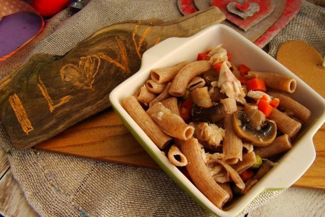 Makaron razowy z pstrągiem i pieczarkami  Makaron razowy z pstrągiem i pieczarkami