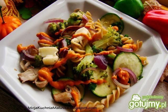 Makaron razowy z warzywami i mozzarella  Makaron razowy z warzywami i mozzarella