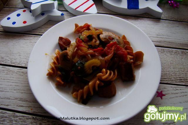 Makaron razowy z warzywami z patelni