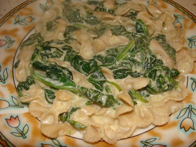 Makaron razowy ze szpinakiem