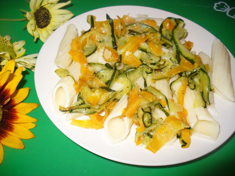 Makaron rurki  z duszoną marchewką i cukinią