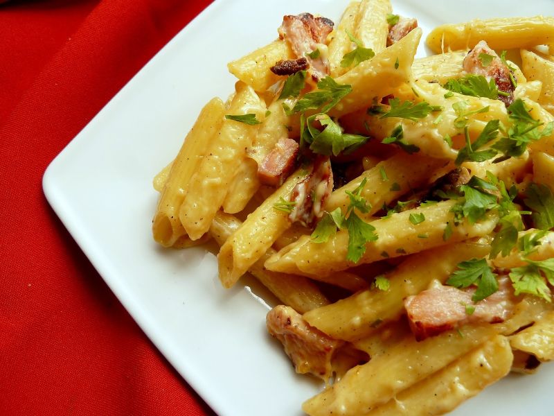 Makaron rurki z śmietanowym sosem ala'carbonara Makaron rurki z śmietanowym sosem ala'carbonara