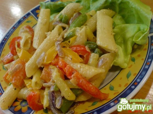 Makaron rurki z warzywami z patelni
