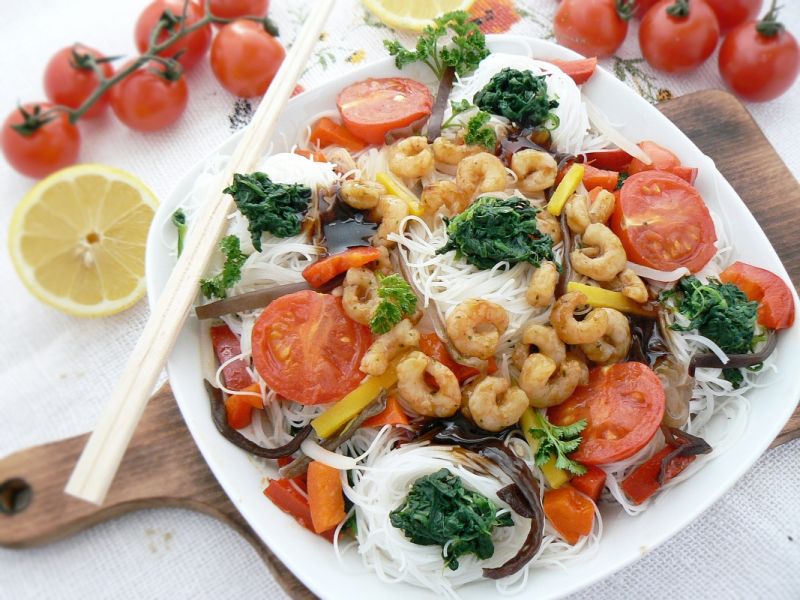 Makaron ryżowy po tajsku 