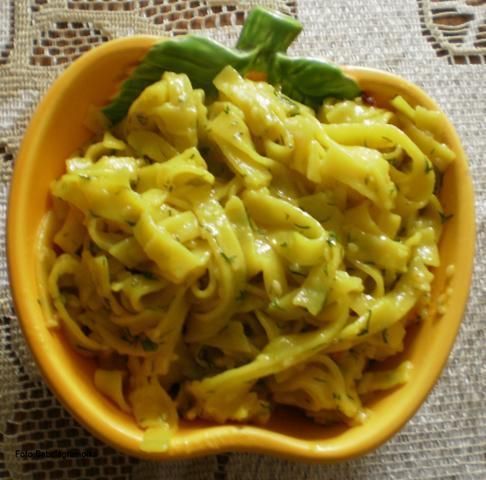 Makaron ryżowy sezamowo-koperkowy : Makaron ryżowy sezamowo-koperkowy :