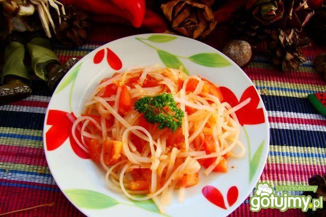 Makaron ryżowy  w pomidorach .