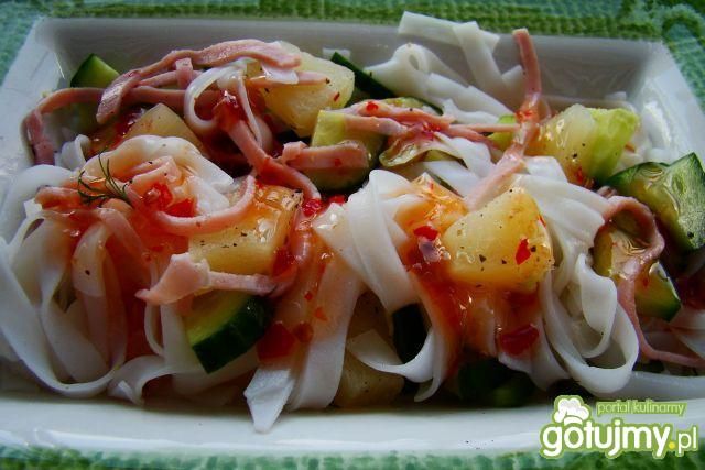 Makaron ryżowy z ananasem i sosem chilli