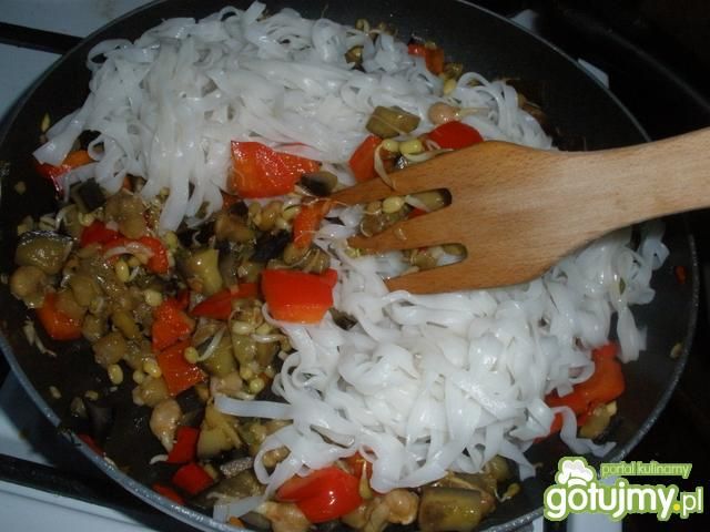 Makaron ryżowy z bakłażanem i kiełkami