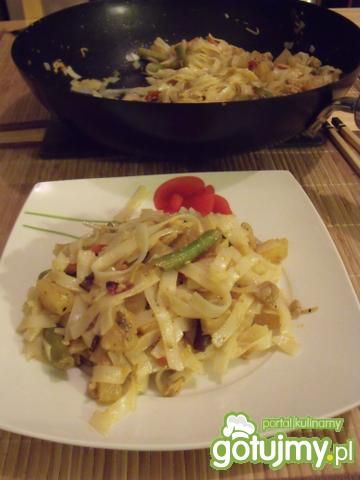 Makaron ryżowy z dodatkami Makaron ryżowy z dodatkami