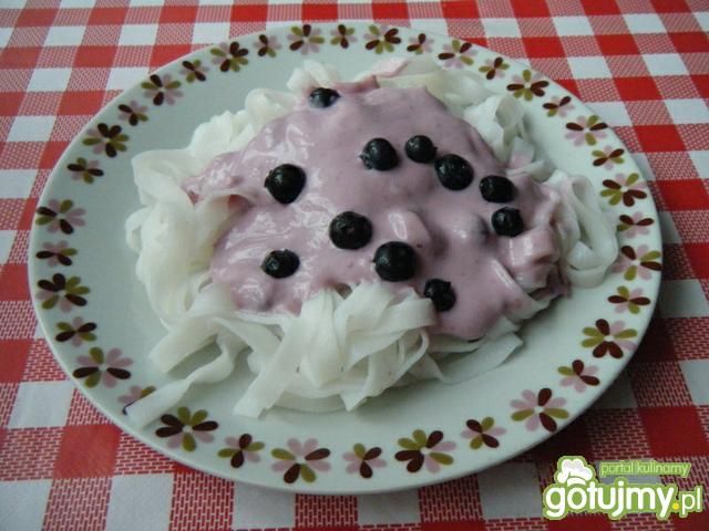 Makaron ryżowy z jagodami Makaron ryżowy z jagodami
