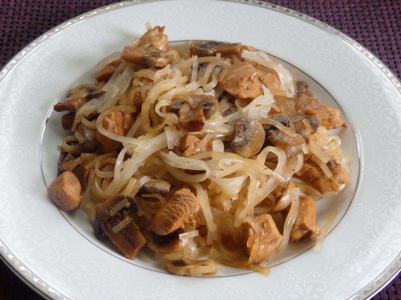 Makaron ryżowy z kurczakiem i pieczarkami Makaron ryżowy z kurczakiem i pieczarkami