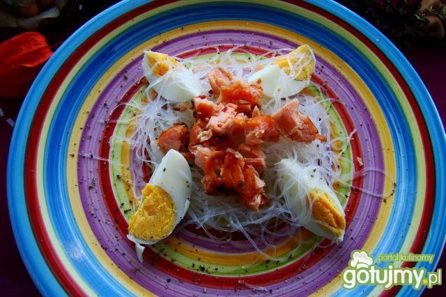 Makaron ryżowy z łososiem i jajkiem 