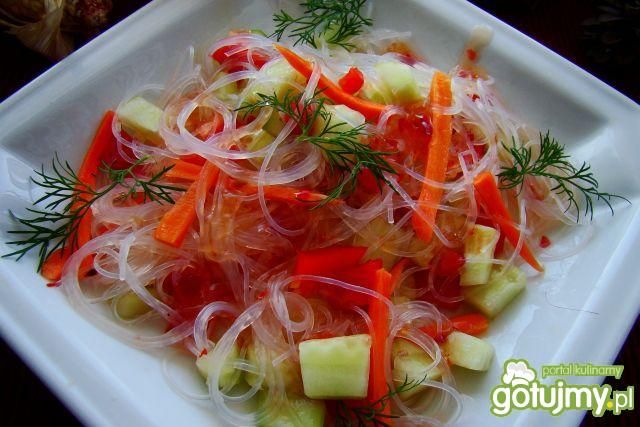 Makaron ryzowy z marchewką i sosem chill