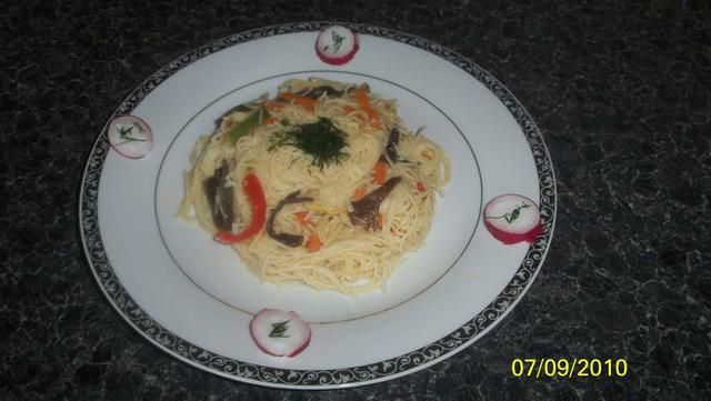 Makaron ryżowy z mieszanką chińską