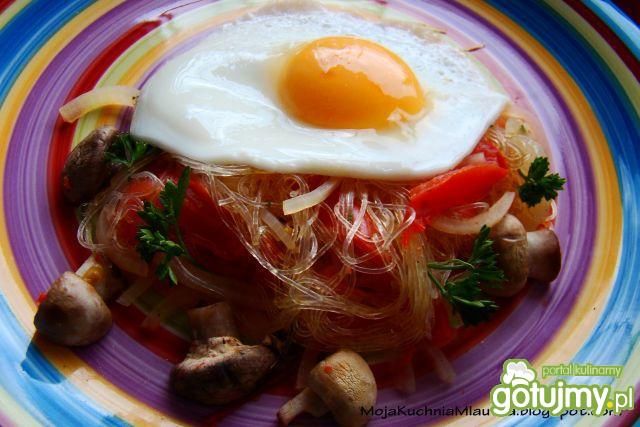 Makaron ryżowy z pieczarkami i jajkiem  Makaron ryżowy z pieczarkami i jajkiem