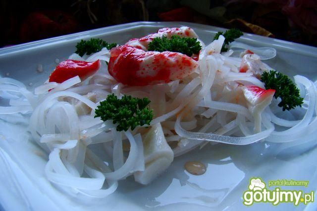 Makaron ryżowy z sosem chili i krabem 