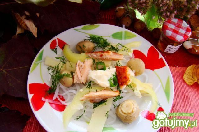 Makaron ryżowy z wędzonym łosisem 