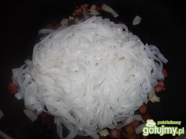 Makaron ryżowy ze skwareczkami