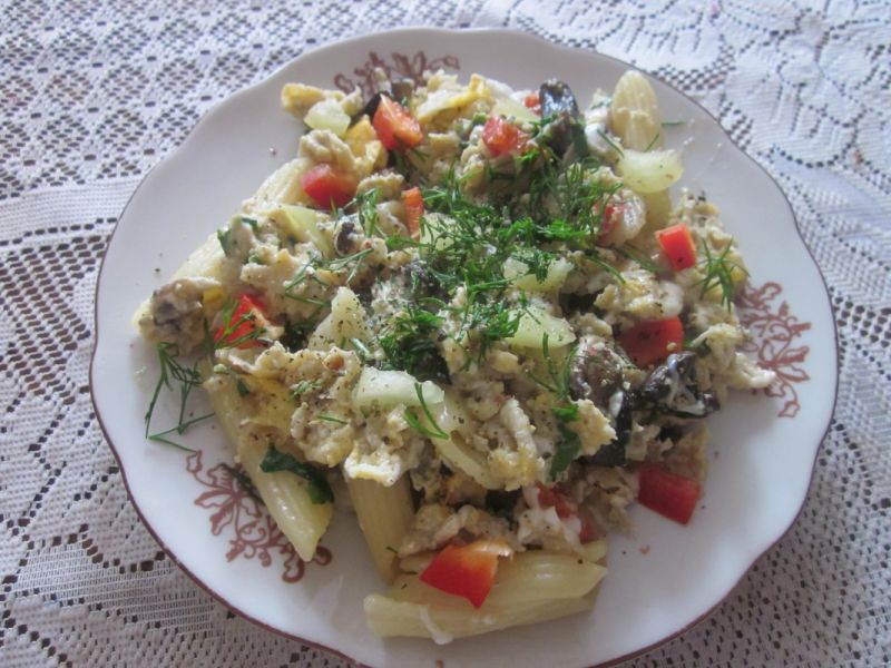 Makaron smażony z jajkami i papryką Makaron smażony z jajkami i papryką