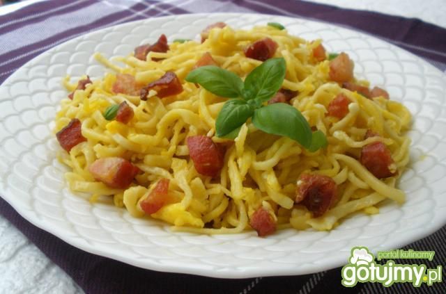 Makaron smażony z jajkiem i boczkiem Makaron smażony z jajkiem i boczkiem