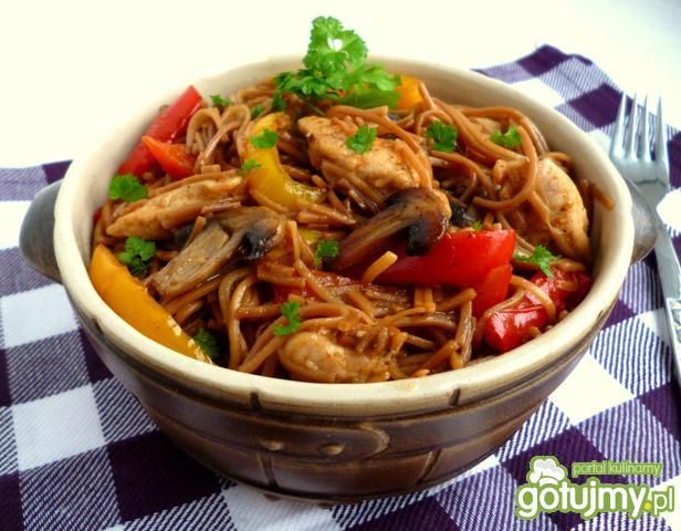 Makaron smażony z kurczakiem i warzywami Makaron smażony z kurczakiem i warzywami