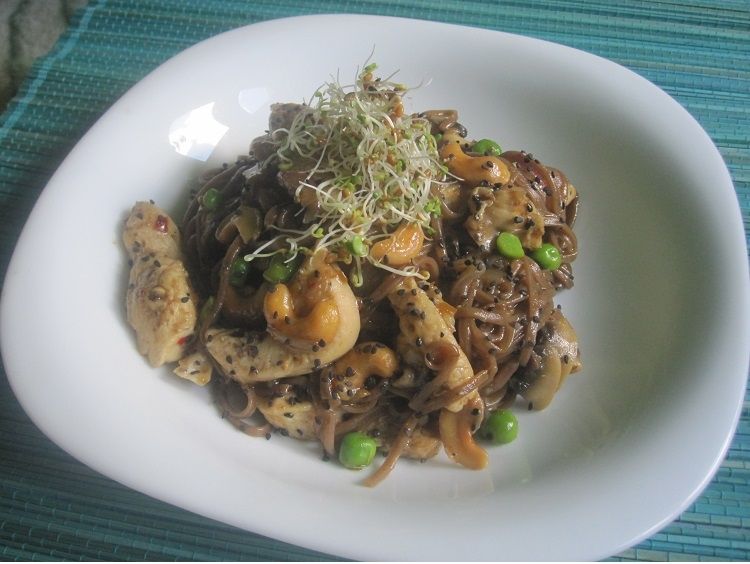 Makaron soba z kurczakiem, warzywami i orzechami  Makaron soba z kurczakiem, warzywami i orzechami