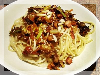 Makaron spaghetti w stylu chińskim Makaron spaghetti w stylu chińskim