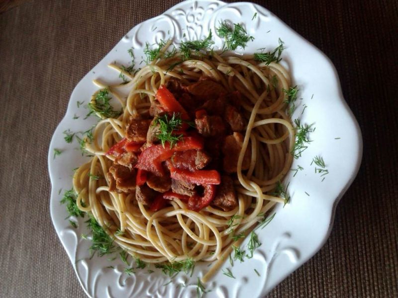 Makaron spaghetti z gulaszem wieprzowym z papryką  Makaron spaghetti z gulaszem wieprzowym z papryką