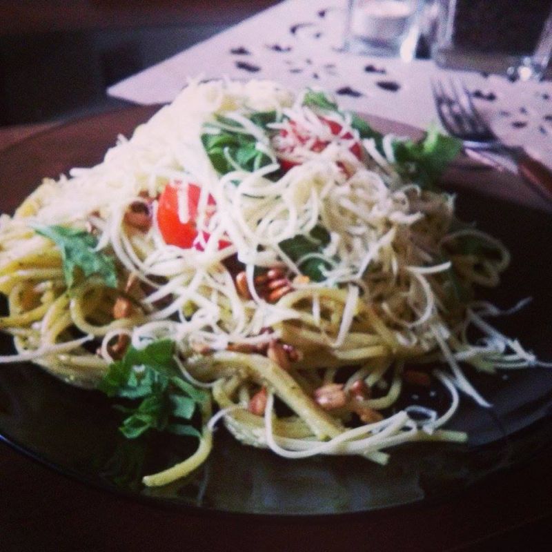 Makaron spaghetti z pesto i słonecznikiem 