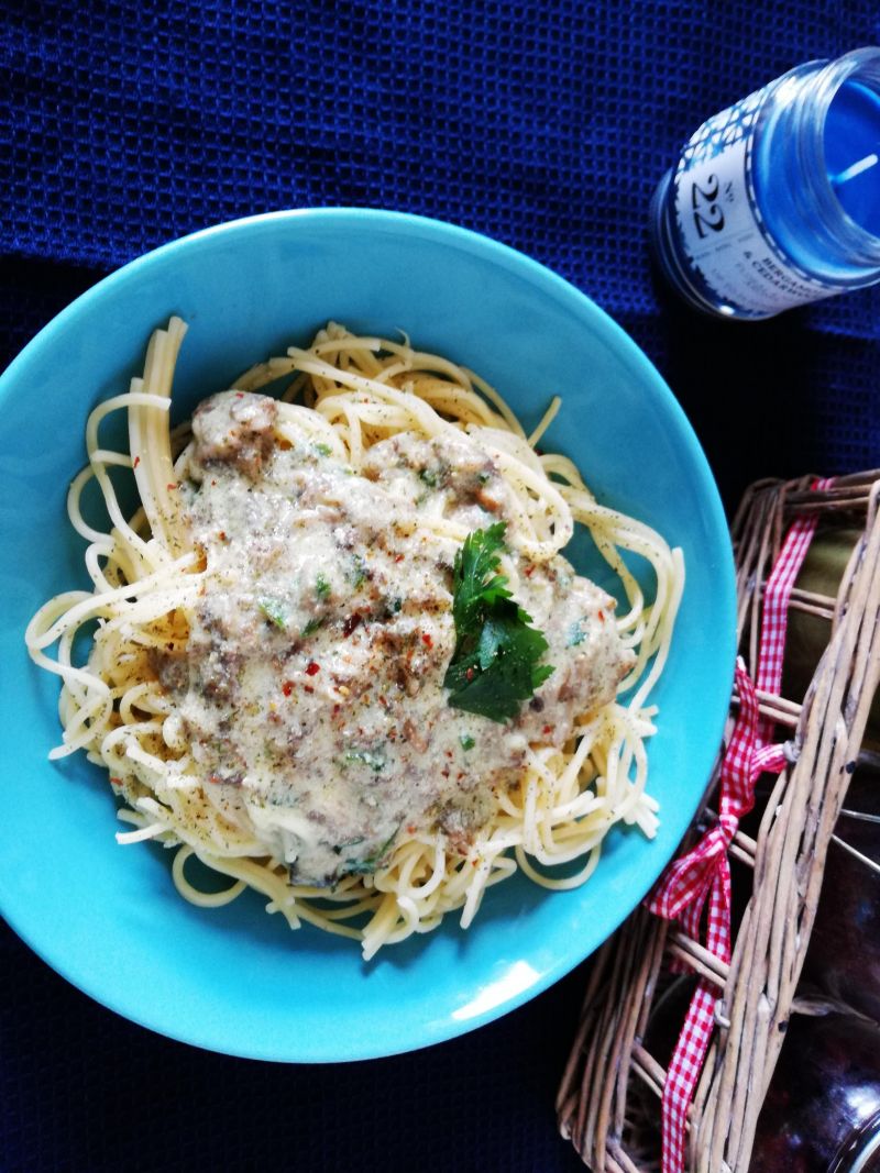 Makaron spaghetti z sosem pieczarkowo-czosnkowym