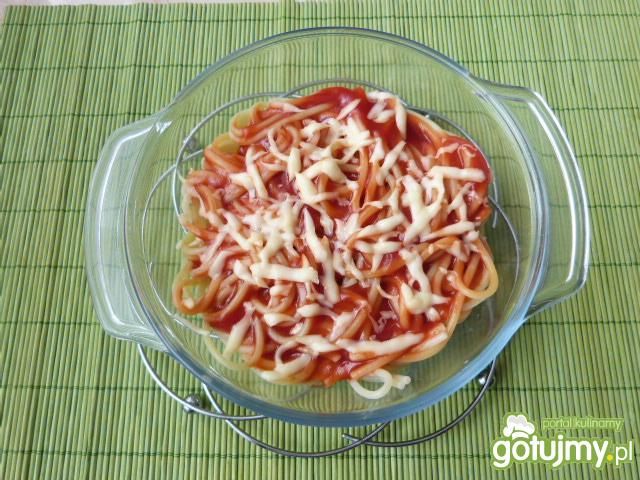 Makaron spaghetti z sosem pomidorowym 2