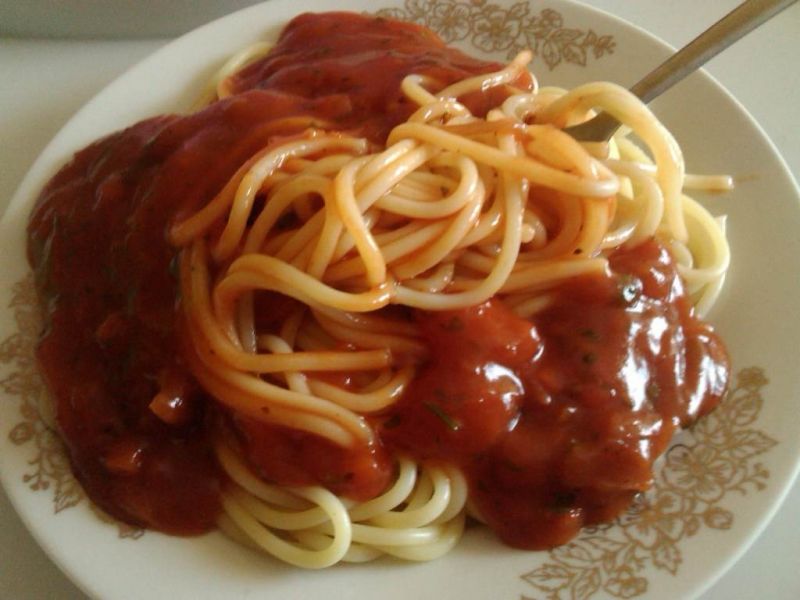 Makaron spaghetti z sosem pomidorowym 