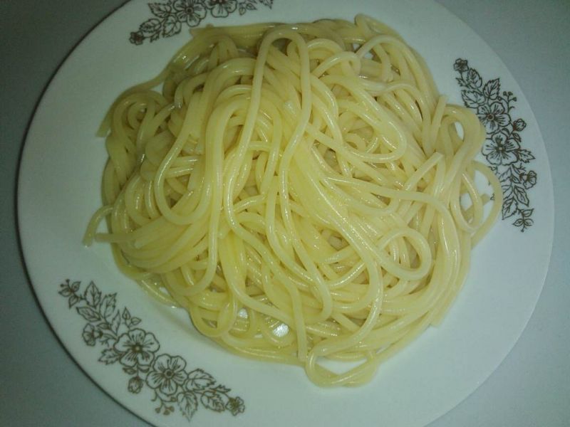 Makaron spaghetti z sosem pomidorowym 
