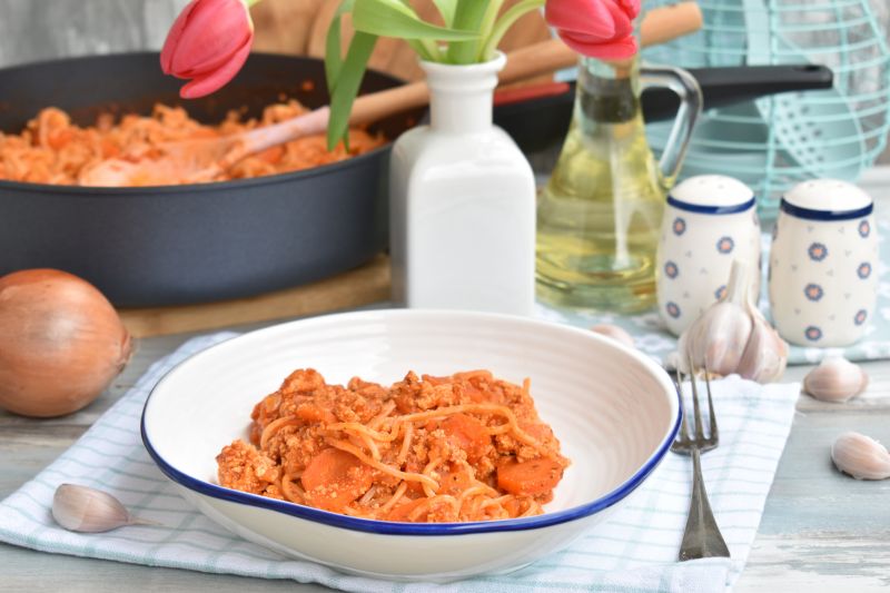 Makaron spaghetti z tofu i marchewką Makaron spaghetti z tofu i marchewką