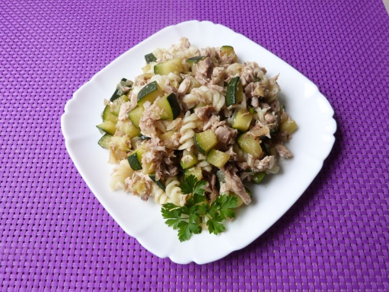 Makaron świderki z cukinią i mięsem Makaron świderki z cukinią i mięsem