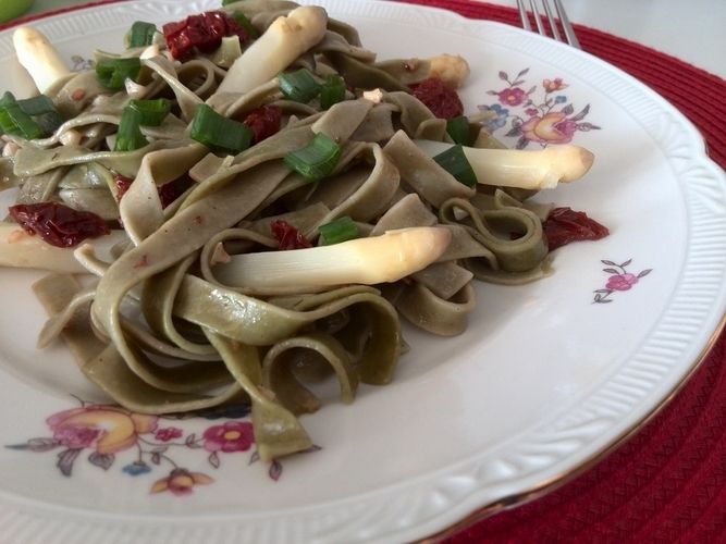 Makaron szpinakowy z białymi szparagami 